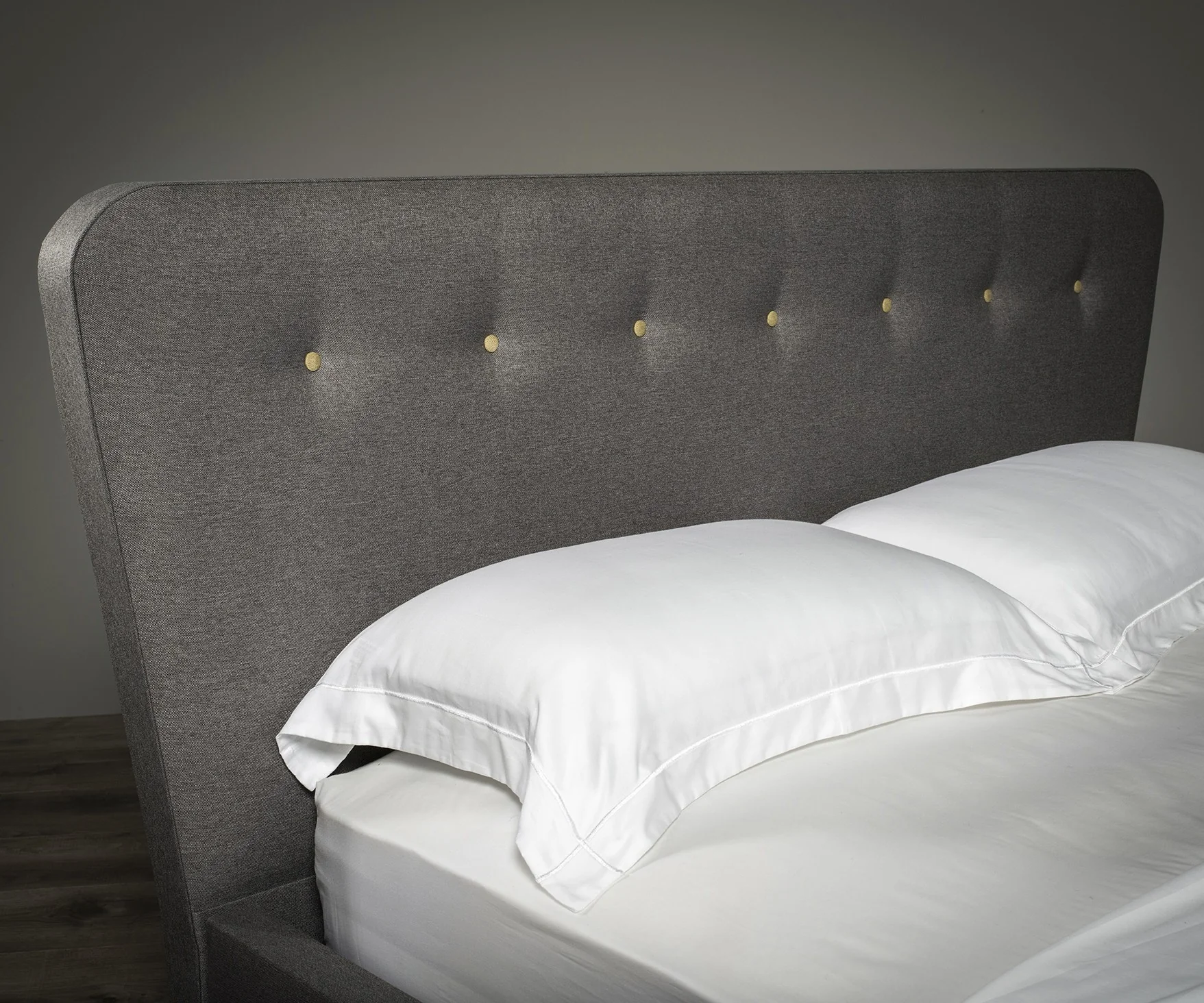 Retro Buttoned Bed - Image 3