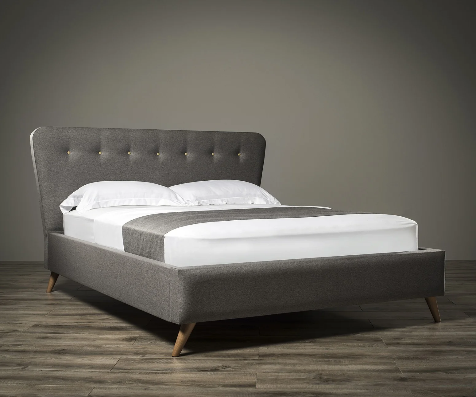 Retro Buttoned Bed - Image 5